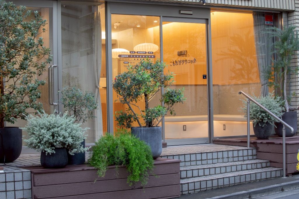 クリニック外観（夕暮れ）